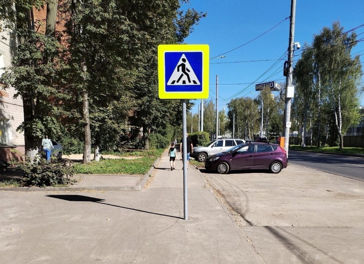 Дорожный знак установили посреди тротуара на улице Нартова