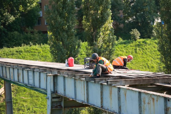 Специалисты контролируют ход работ на пешеходном мосту через Зеленский съезд