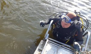 Водолазы достали тело водителя фуры, который вылетел со Стригинского моста