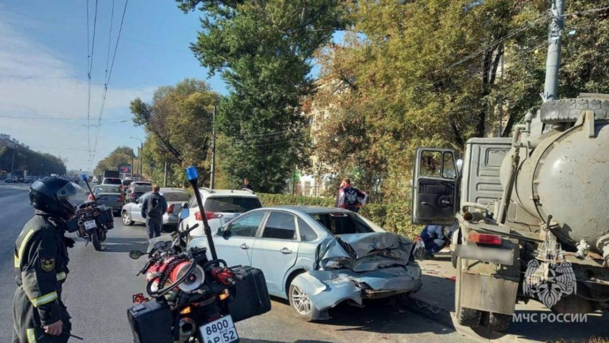 Ассенизатор снес припаркованные автомобили в Нижнем Новгороде