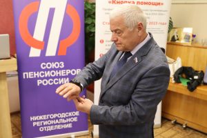 Кнопки помощи: нижегородские пенсионеры бесплатно получат смарт-часы
