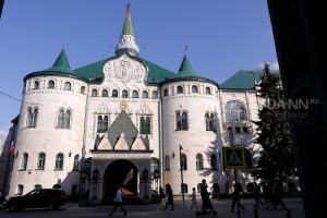 Квадратный рубль, русские счеты и чешуйки показывают на экскурсии в Центробанке
