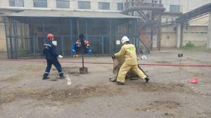 Следующему участнику эстафеты необходимо было сбить пламя на условно горящем человеке, то есть манекене