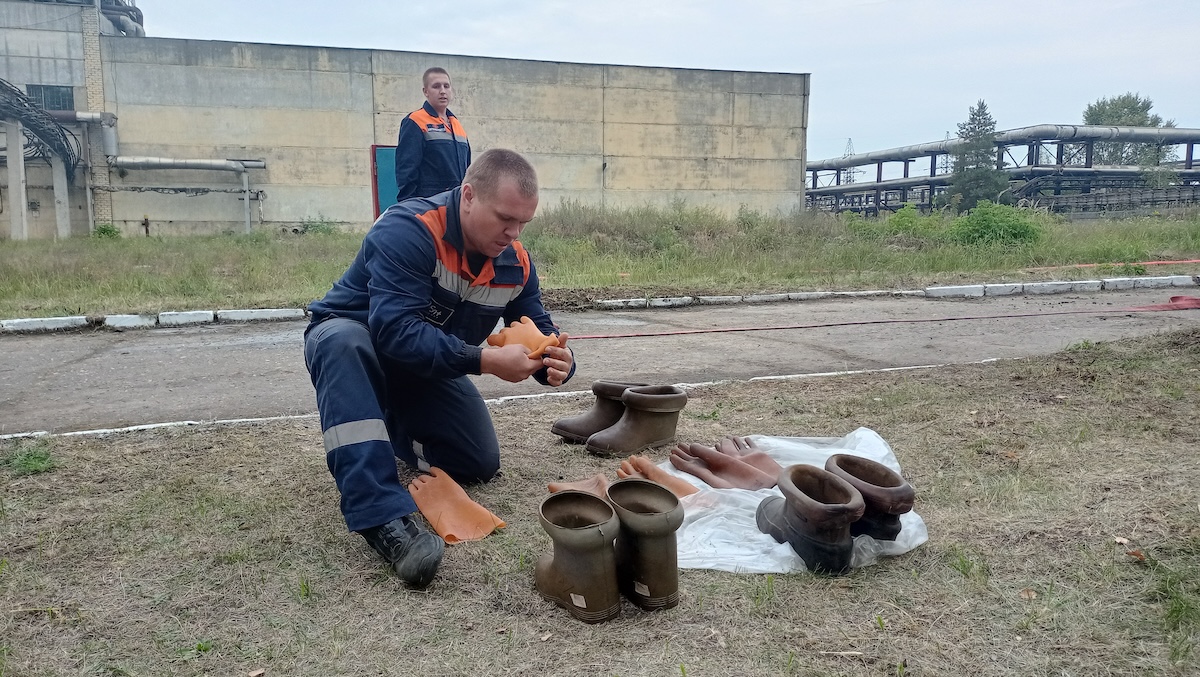 Судьи оценивали не только скорость прохождения этапов, но и правильность выполнения. Правильно ли используются средства индивидуальной защиты, бережно ли обращаются с пострадавшим и т.д.  За нарушения начислялись штрафные баллы