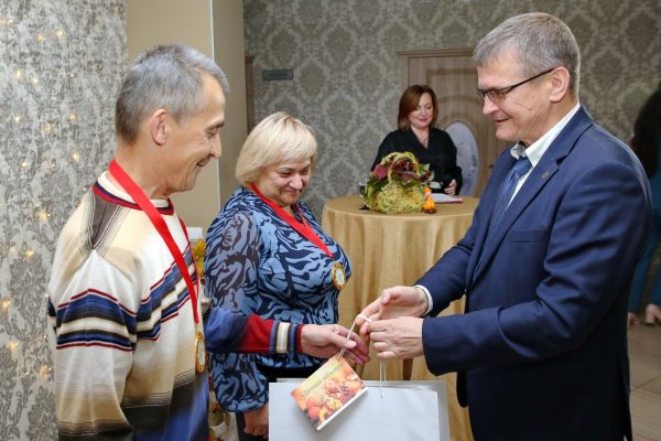 Петр Банников поздравил девять нижегородских пар — юбиляров семейной жизни