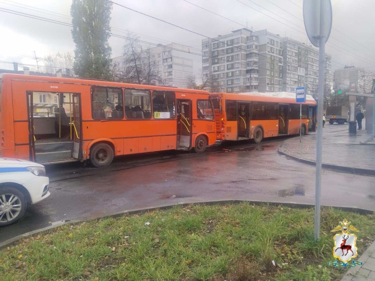 Маршрутка и автобус столкнулись на проспекте Бусыгина в Нижнем Новгороде