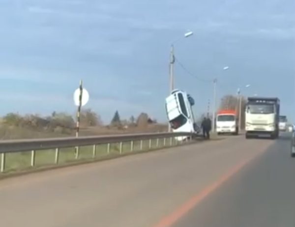 Машина взлетела в воздух и застряла в отбойнике в деревне Бешенцево