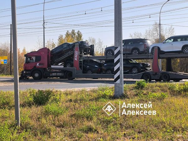 Остались без новеньких авто: автовоз, перевозивший машины, столкнулся с грузовиком в Дзержинске