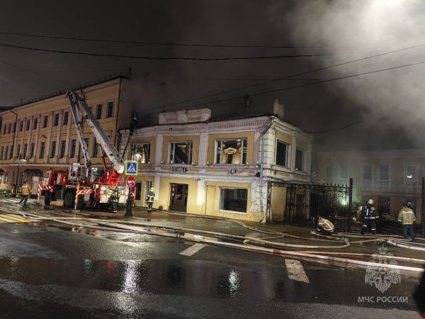 Пожар произошел в историческом здании на Рождественской улице