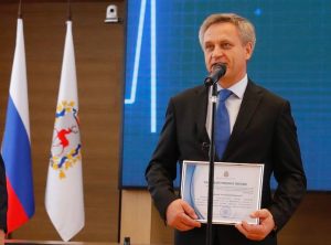 Глеб Никитин поздравил Александра Голенкова со званием «Заслуженный врач&nbsp;РФ»