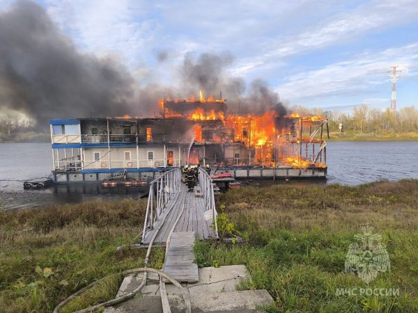 Дебаркадер загорелся на набережной Гребного канала в Нижнем Новгороде