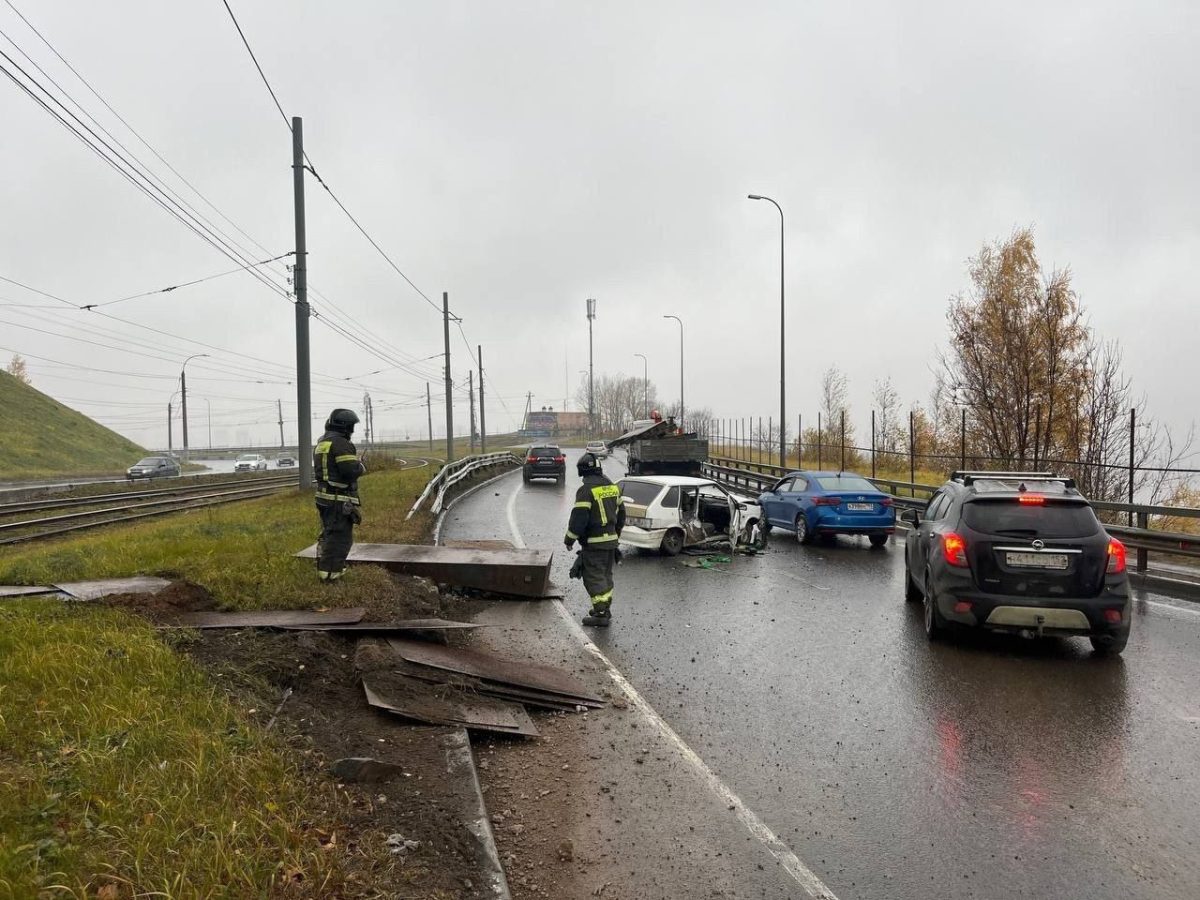 На легковушку вывалилась плита из грузовика на Окском съезде