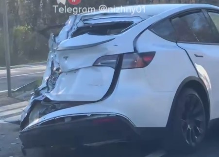 Tesla попала в аварию на трассе М‑7 в Нижегородской области