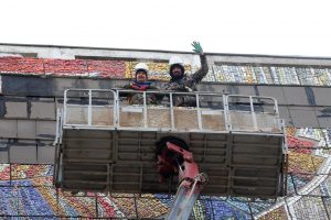 Опубликованы фото, как мозаику «Быстрее. Выше. Сильнее» возвращают на&nbsp;место