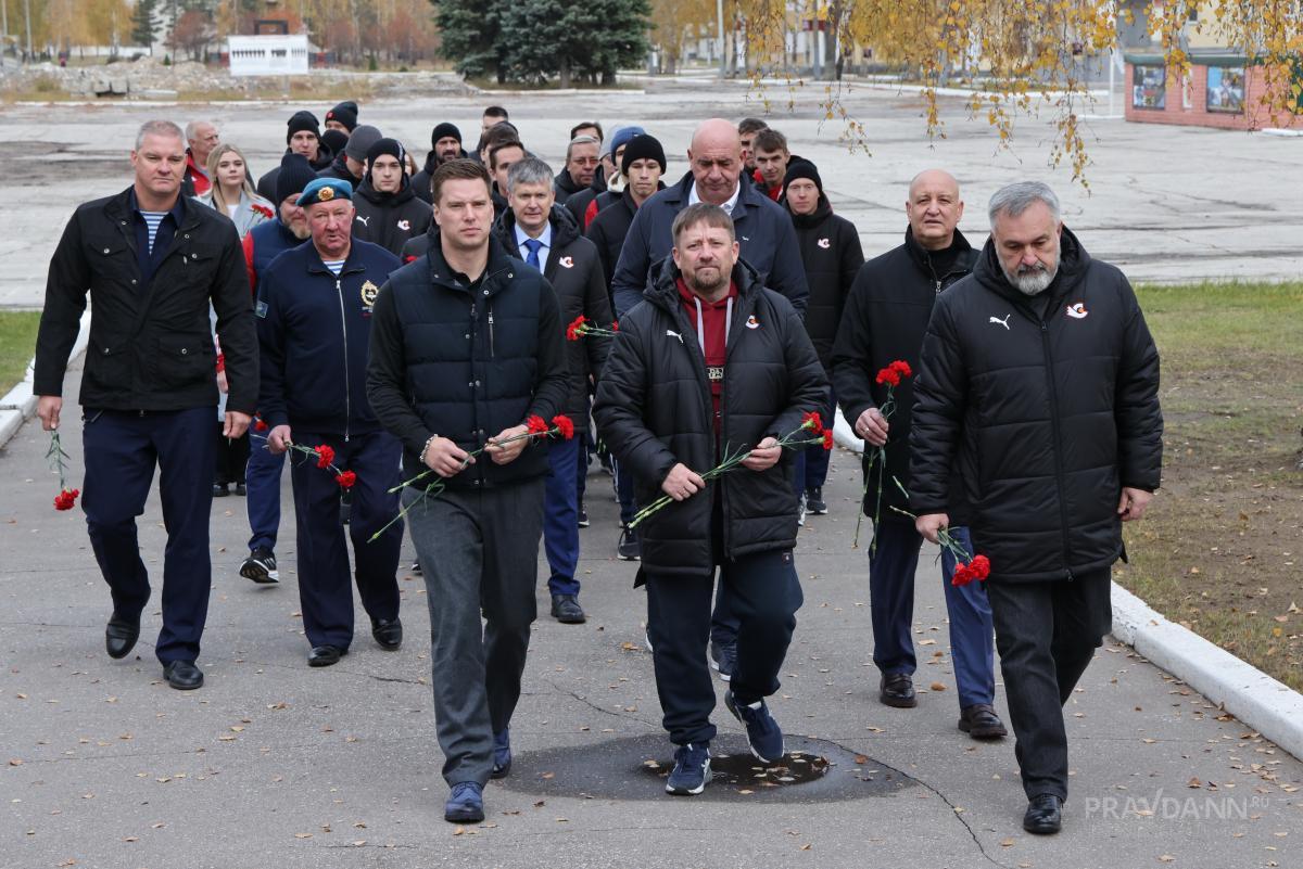 Возложение цветов к мемориалу воинам-интернационалистам в Сормовской дивизии