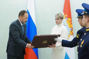 Игорь Комаров вручил награду Героя России семье бойца&nbsp;СВО