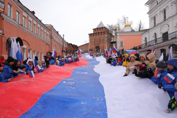 Более 600 нижегородцев приняли участие в разворачивании 100-метрового флага в День народного единства