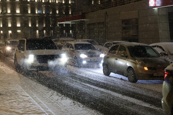 Нижний Новгород встал в сильные пробки из-за выпавшего снега