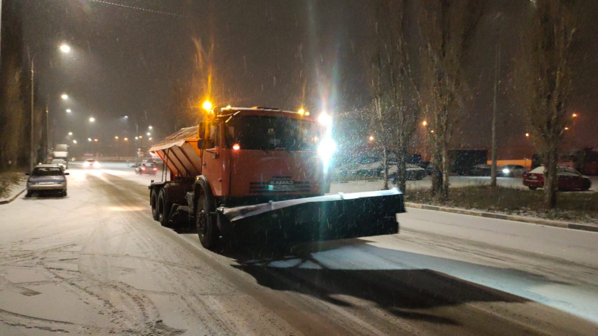 Дорожники продолжают очищать улицы от снега в Нижнем Новгороде