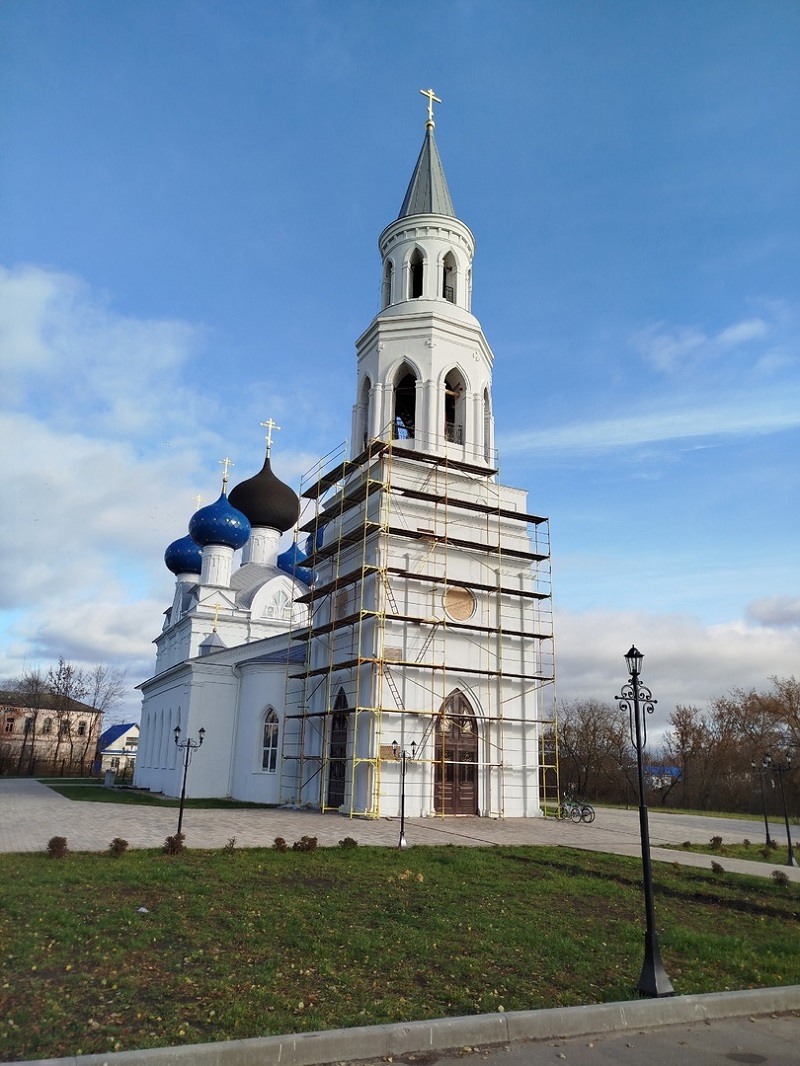 Колокольня пока еще стоит в лесах