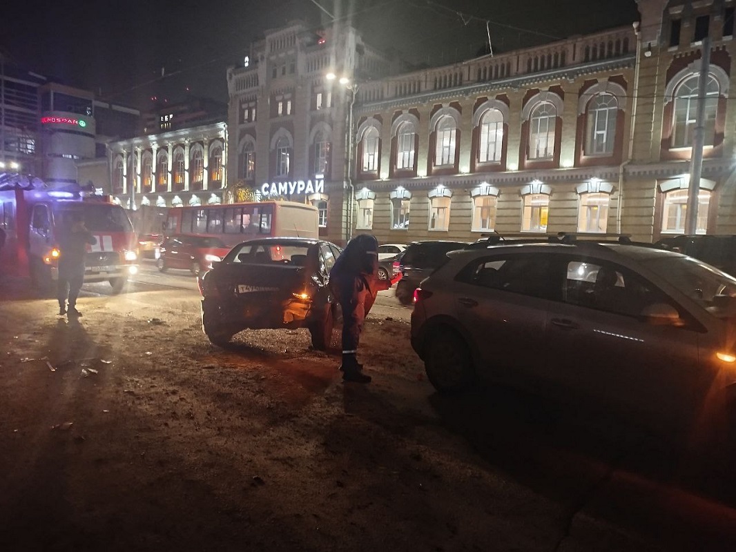 На место ДТП прибыли сотрудники экстренных служб