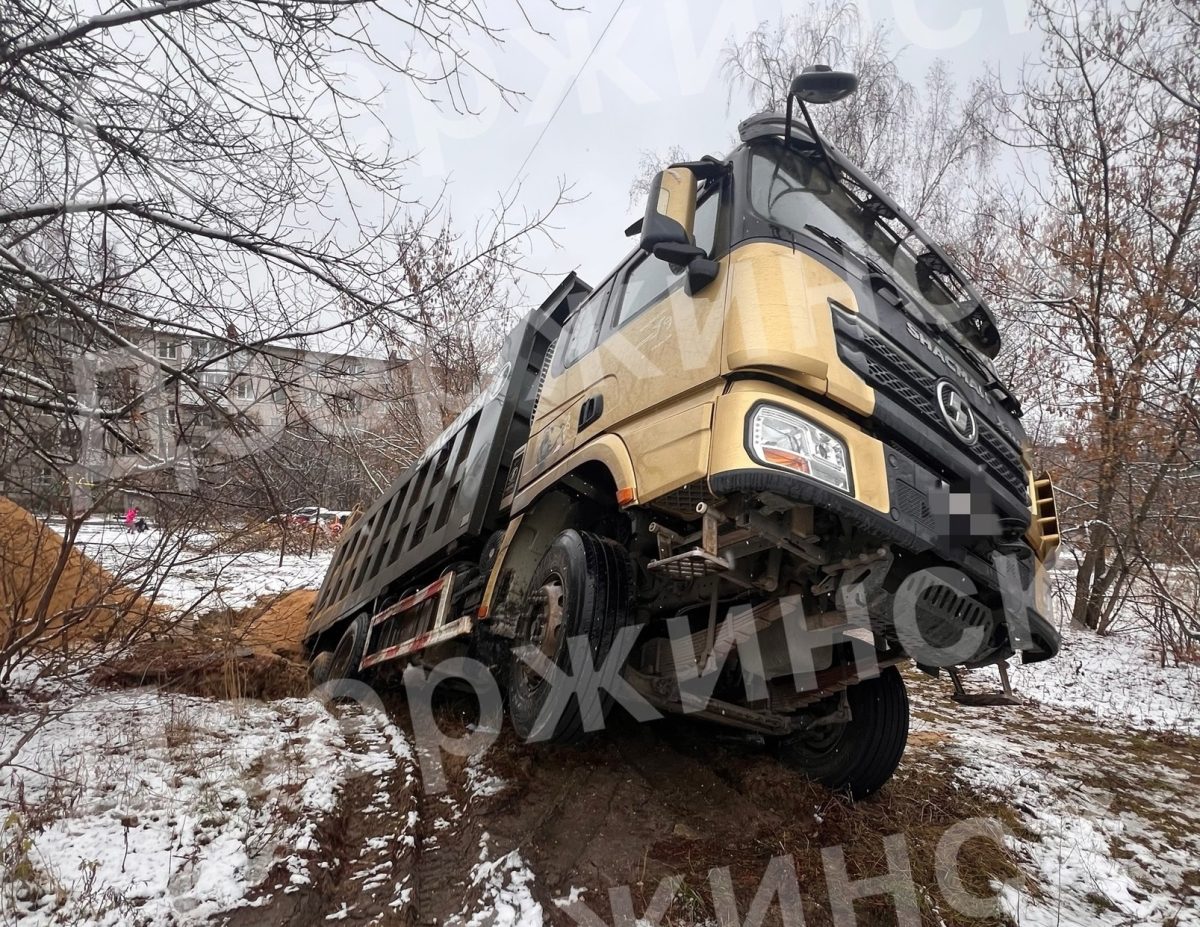 Грузовик с песком провалился в яму в Дзержинске