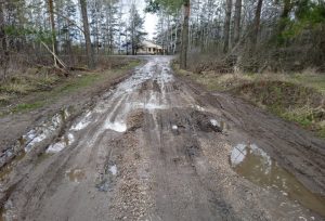 Жители Богородска пожаловались на разбитую дорогу к участкам для многодетных