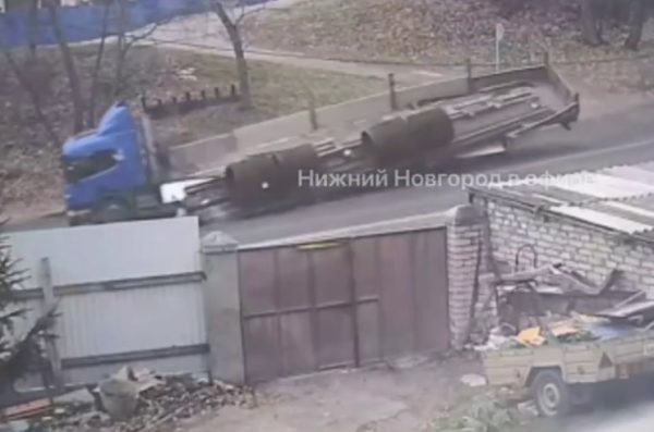 Опубликовано видео ДТП с участием фуры на Лысогорской улице