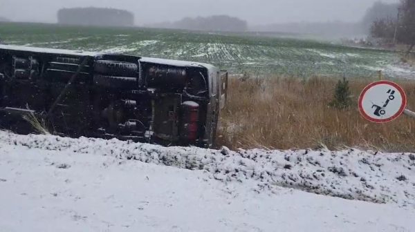 СК начал проверку из-за перевернувшегося автобуса с пассажирами под Кстовом