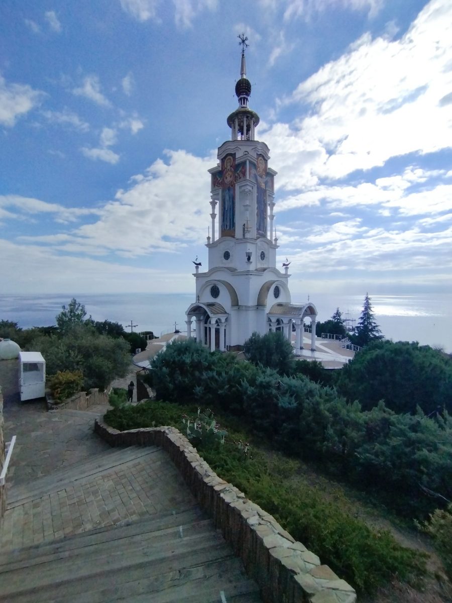 На выезде из Алушты, в селе Малореченское – уникальный Храм-Маяк Святого Николая. Это и церковь, и морской маяк, и музей одновременно