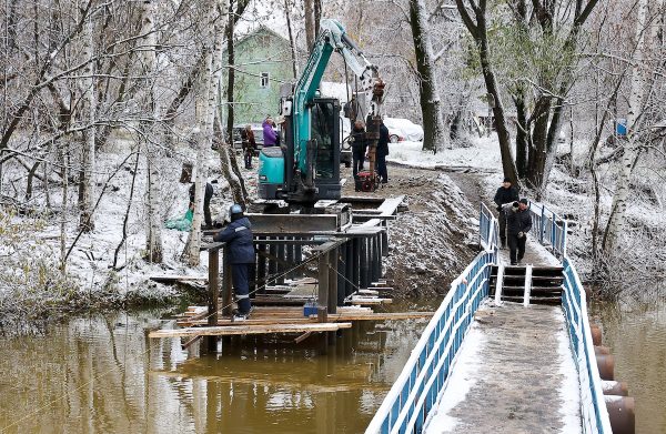 Новый пешеходный мост через Шуваловский канал устанавливают в Ленинском районе