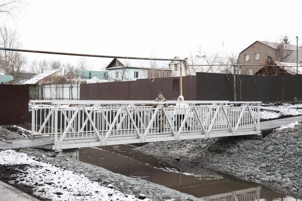 Новый пешеходный мост установили в Автозаводском районе