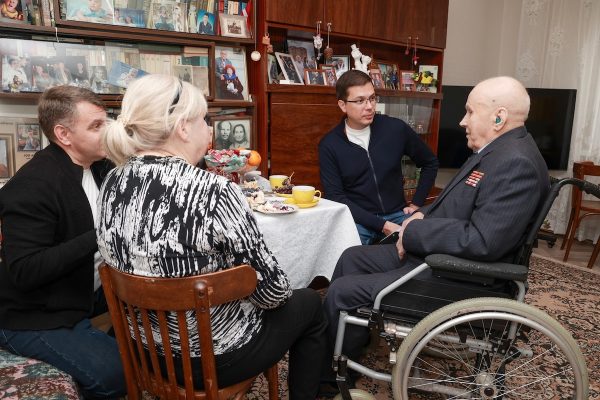 Юрий Шалабаев навестил 102-летнего ветерана Николая Шишкина