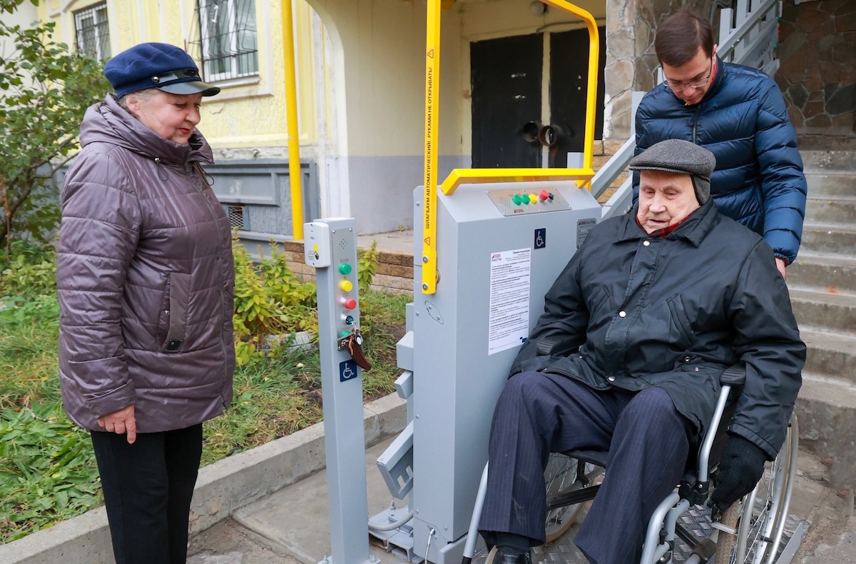 Ветерану Великой Отечественной войны специально установили подъёмник для прогулок