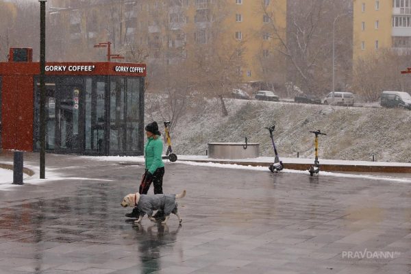 Дорожники откачивают воду с улиц Нижнего Новгорода после снегопада