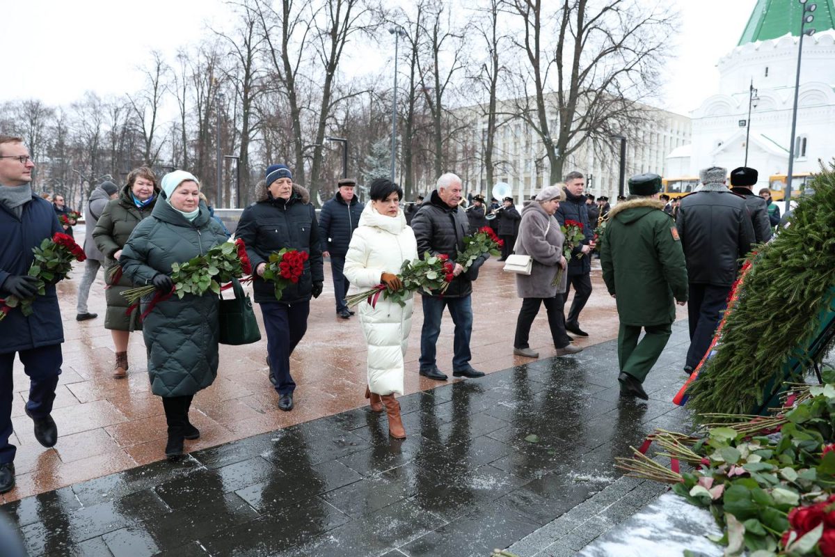 В День Героев Отечества в Нижегородском кремле возложили цветы к мемориалу «Вечный огонь»