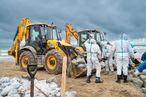 Волонтеров, устраняющих разлив мазута в Черном море, поселят в квартирах