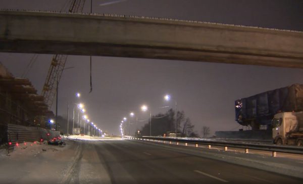 Монтаж балок пролетов проводят на развязке дублера проспекта Гагарина