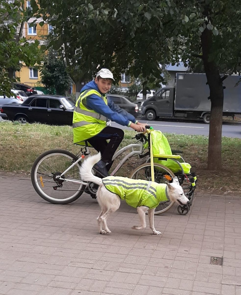 В свободное время Юра занимается байк-джорингом на адаптированном велосипеде - видом спорта, основанном на езде на собачьих упряжках