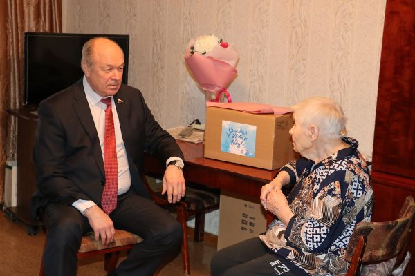 Евгений Лебедев поздравил с наступающим Новым годом ветерана ВОВ