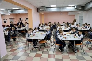 Организацию горячего питания в школах оценил «партийный десант»