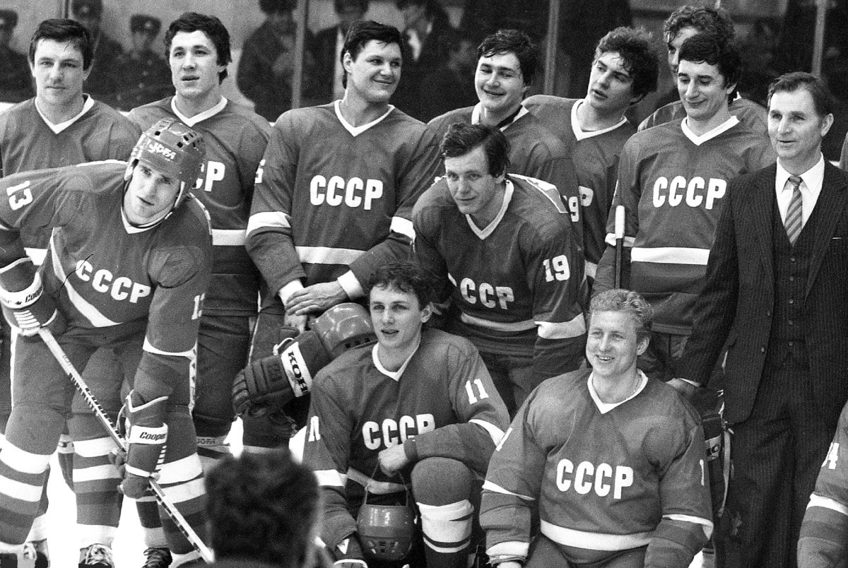 Здесь запечатлена не вся сборная СССР, блиставшая в декабре 1984-го. Увы, нет на снимке и Александра Скворцова. Зато есть Михаил Варнаков (номер 19), а прямо перед ним – Игорь Ларионов. 8 декабря 2024-го Михаилу Павловичу исполнилось 67, а Игоря Николаевича пятью днями раньше поздравляли с 64-летием.