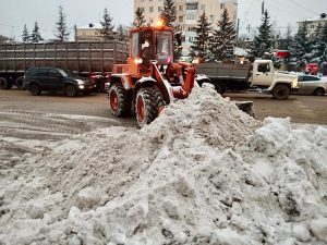 Автопоезда из комбинированных дорожных машин не прекращают убирать снег с&nbsp;дорог