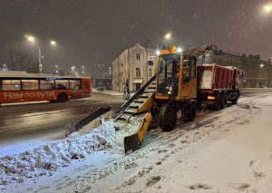 Дорожные службы в режиме нон-стоп устраняют последствия снегопада