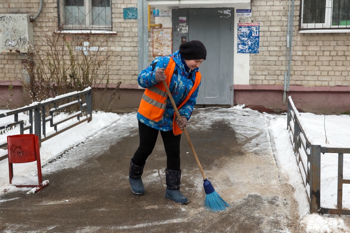 Нижегородцам рассказали, как должны убирать снег во дворах