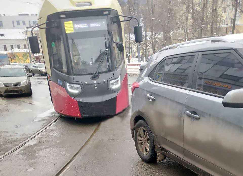 Нижегородца, чей автомобиль мешал движению трамваев, оштрафовали на 2 000 рублей