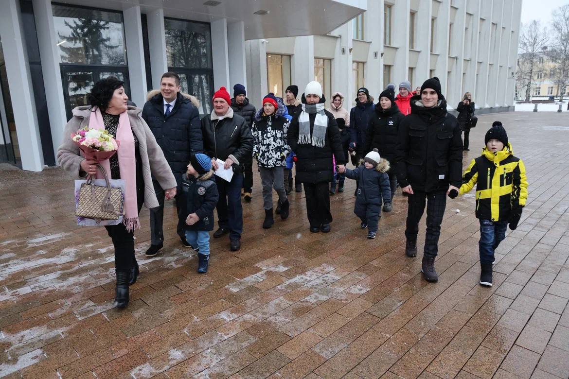 Машину подарили многодетной семье Евсеевых из Чкаловского округа