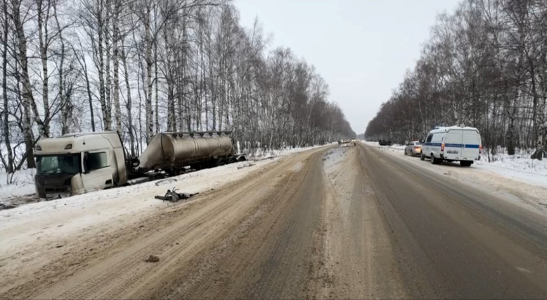 Пассажир иномарки погиб в ДТП с автоцистерной в округе Бор