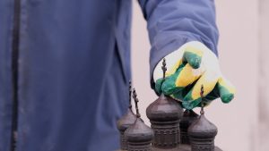 Поврежденные вандалами мини-копии памятников восстанавливают на Рождественской