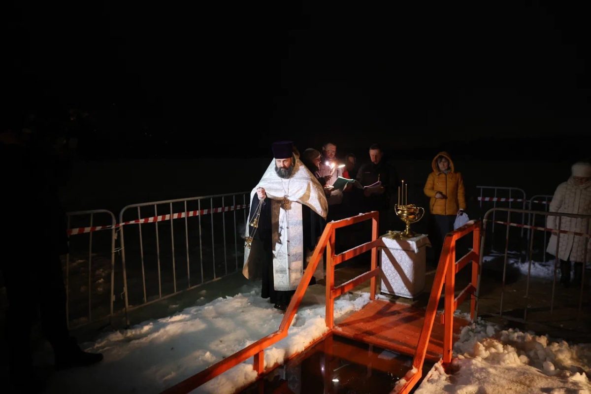 Более 300 человек окунулись в крещенскую купель в Дзержинске